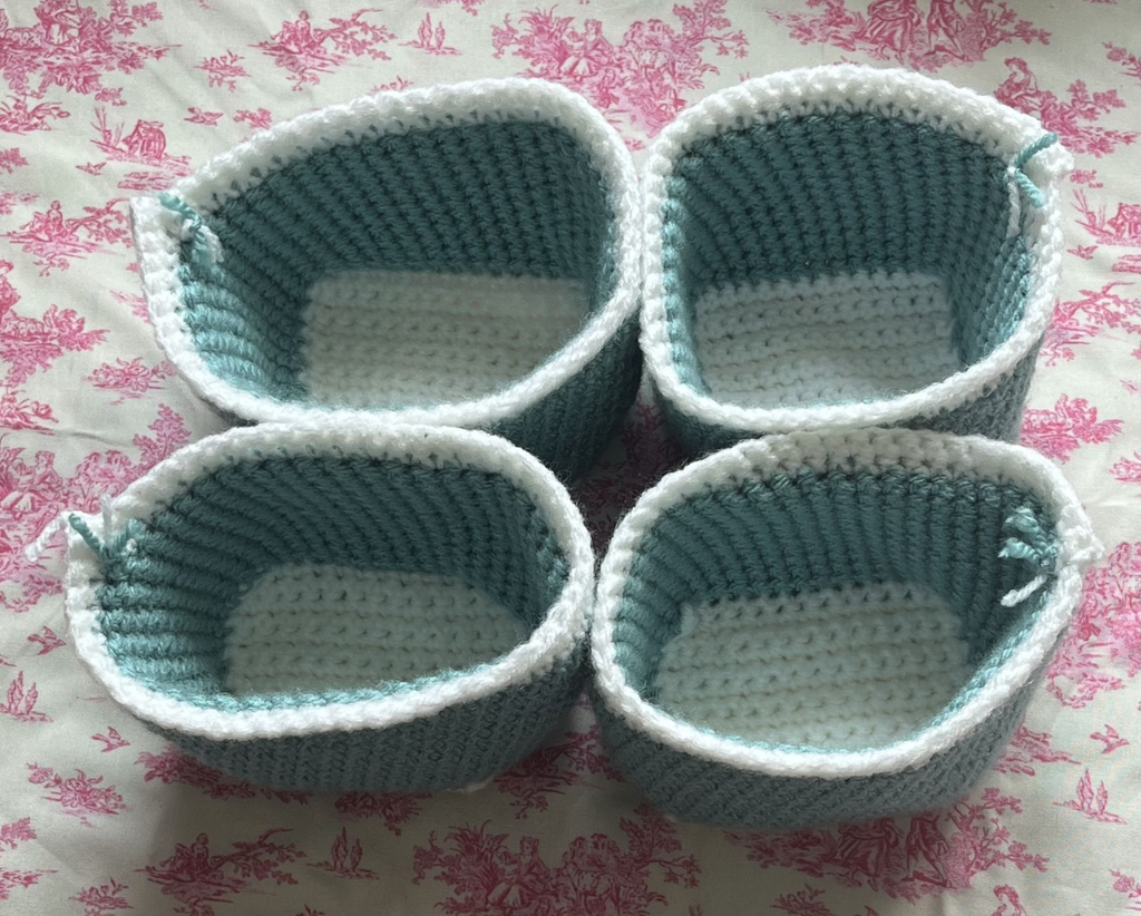 Cache pots pour semis bleu clair et blanc